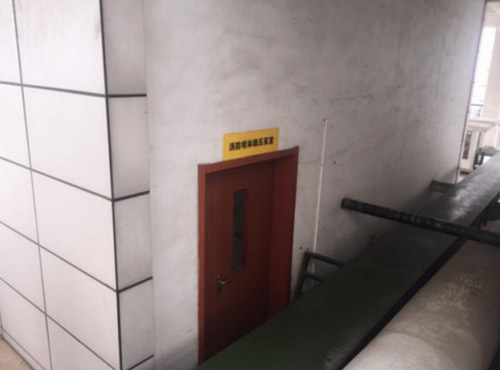 高位水箱间出口通道被阻挡 